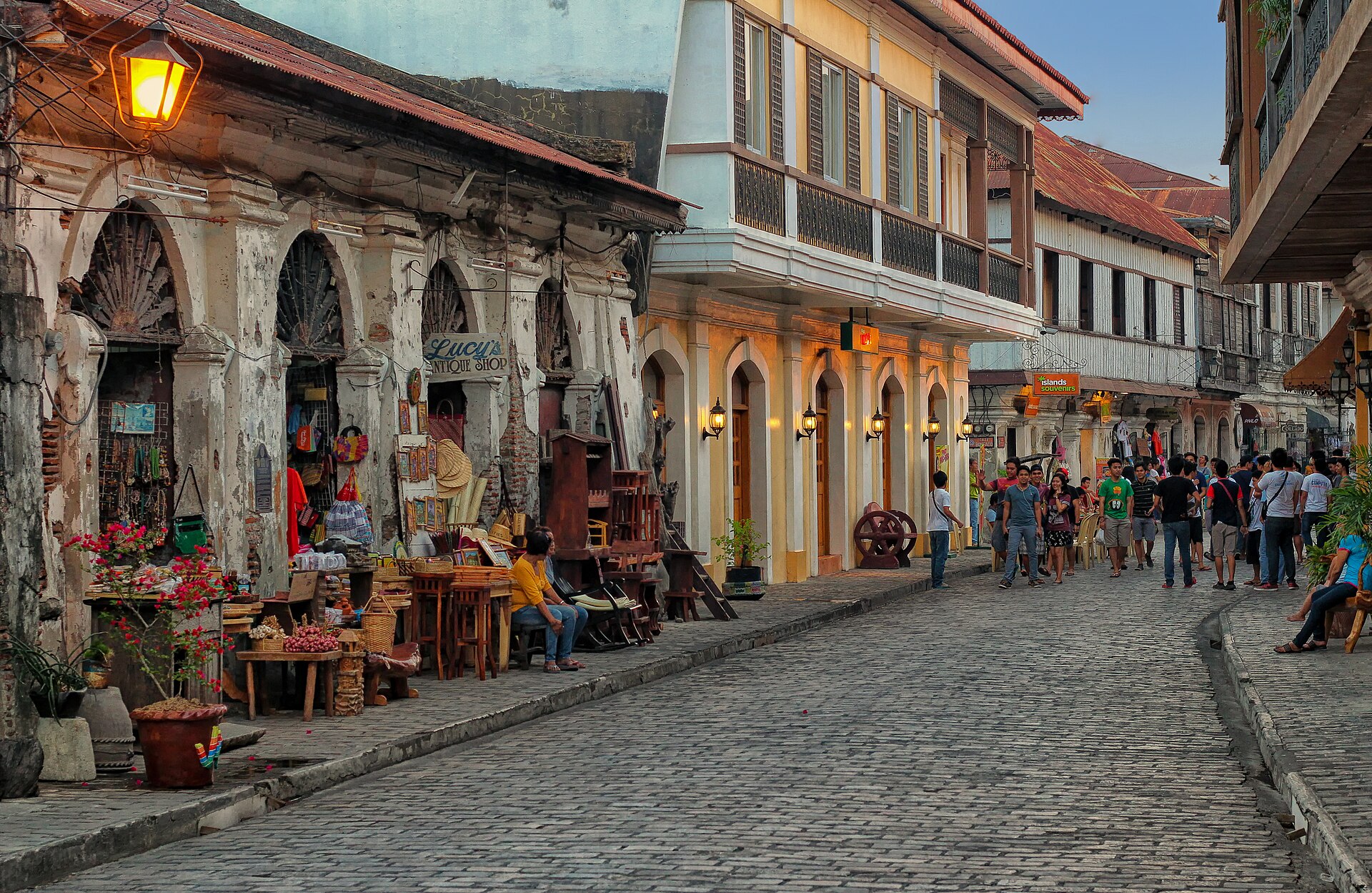 Antique shop iti Calle Crisologo